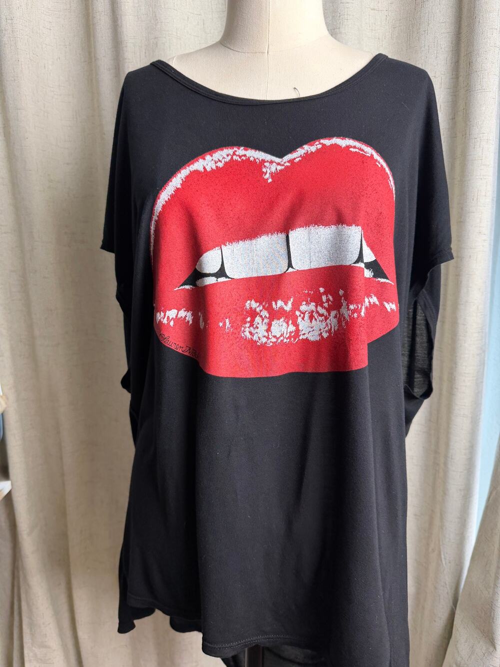 Lauren Moshi Black Red Lips Graphic Oversized Dolman Tee Size M NWT